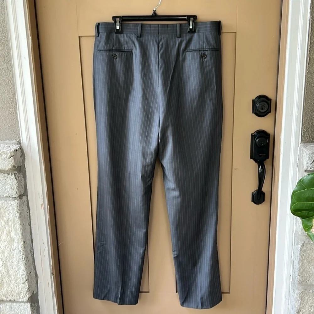 Lauren Ralph Lauren 100% Wool Pin Stripe Gray 2 Piece Suit. Size 40R